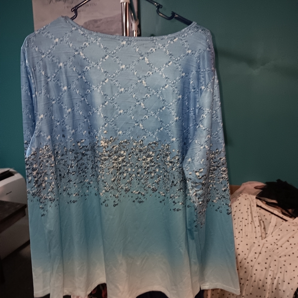 Elegant Blue Ombre Lace Blouse - Picture 3 of 3